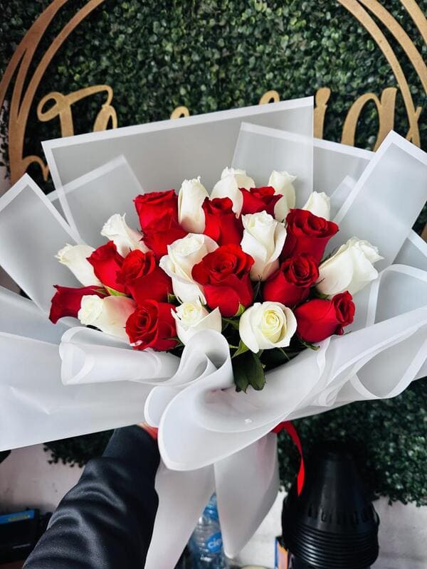 Ramo de Rosas Rojas y Blancas